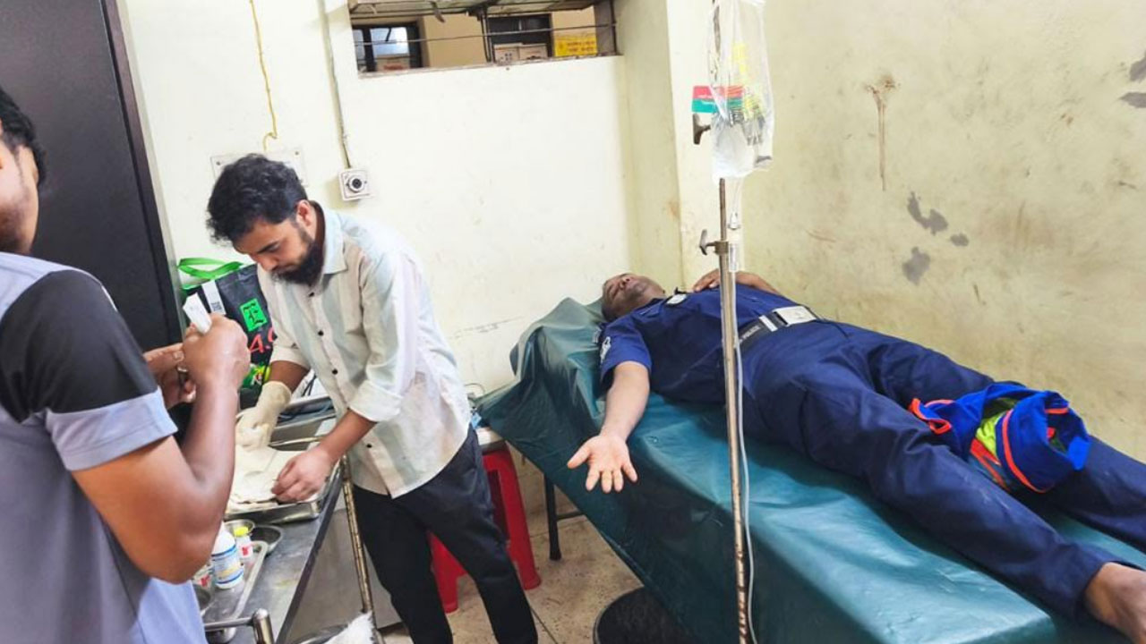 মেঘনা নদীতে চাঁদাবাজ ধরতে গিয়ে হামলার শিকার পুলিশ